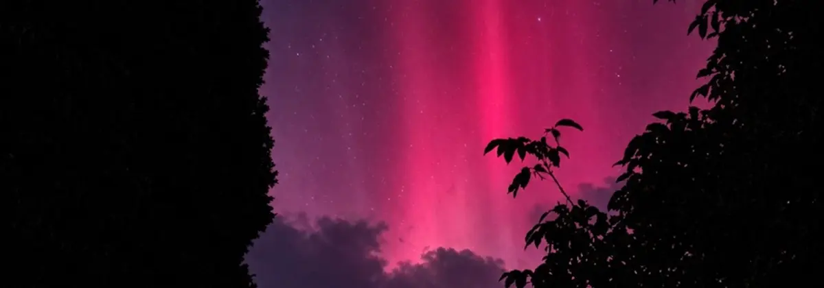 Durch die roten Polarlichter am Himmel kann man die Sterne sehen